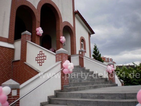 Dekoideen zur Taufe vor der Kirche