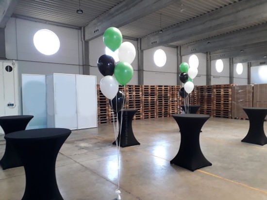Schlichte elegante Event Deko mit Ballon Bouquets