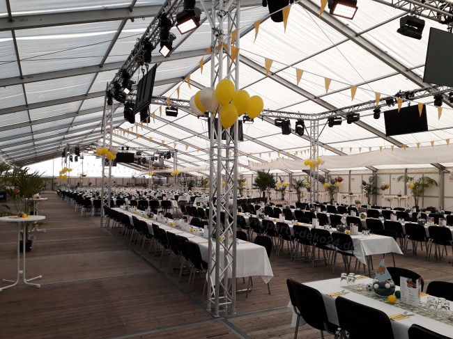 Eventdeko Zelt mit Luftballons / Heliumballons