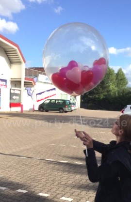 Hochzeitsballon explodiert: Kleine Herzballons fliegen heraus