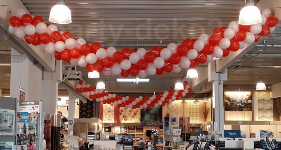 Ladendekoration mit Luftballongirlanden