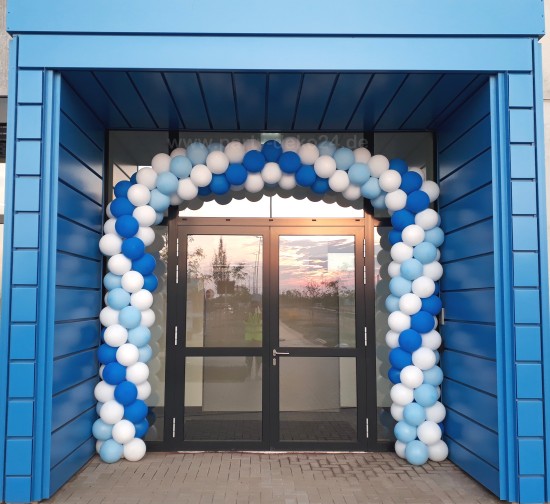 Neueröffnung mit einem Ballonbogen (Bogen aus Luftballons)