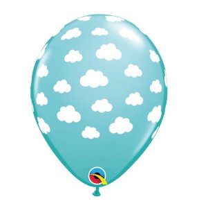 Luftballons mit weißen Wolken