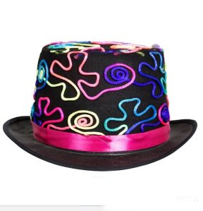Schwarzer Hut mit Neonfarben