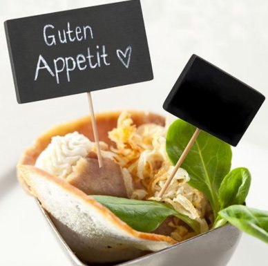 Fingerfood-Spieße mit Tafel